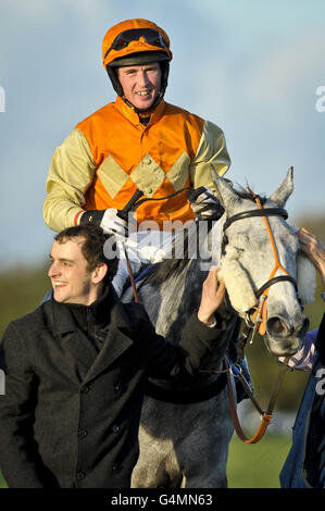 Johnny Farrelly torna alla recinzione dei vincitori dopo aver vinto la fortificazione nel betfred.com Hancicap Chase durante la Betfred Haldon Gold Cup Day presso l'ippodromo di Exeter. Foto Stock