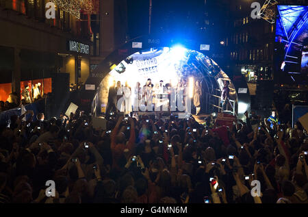 Il sabato si accende l'Oxford Street Christmas Lights, Londra. PREMERE ASSOCIAZIONE foto. Data immagine: Martedì 1 novembre 2011. Il credito fotografico dovrebbe essere: Ian West/PA Wire Foto Stock