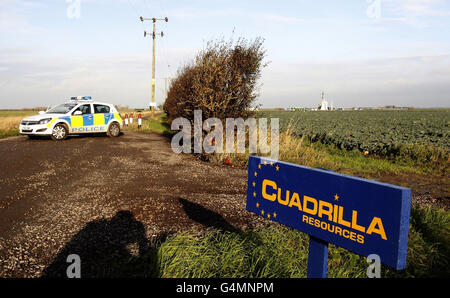 I manifestanti scalano un impianto di gas di scisto a Banks, vicino a Southport, Merseyside, ferendo il lavoro nel sito di Cuadrilla Resources. Foto Stock