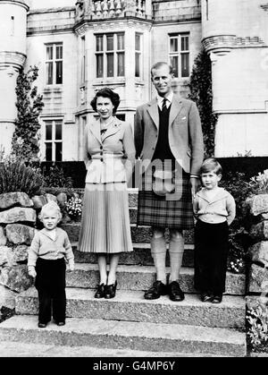 La regina Elisabetta II con il duca di Edimburgo e i loro figli, la principessa Anna, a sinistra, e il principe Carlo al Castello Balmoral. Foto Stock