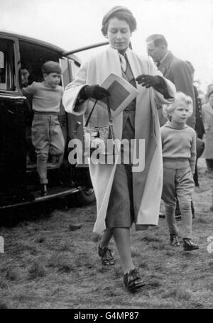 La regina Elisabetta II con la principessa Anna e il principe Carlo, arrivando a Windsor Great Park per assistere agli eventi delle prove europee a cavallo. Foto Stock