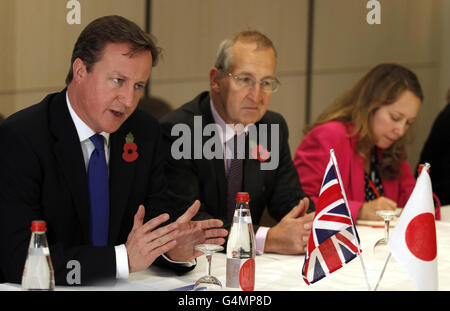 Il primo ministro David Cameron e il primo ministro giapponese Yoshihiko Noda (non nella foto) hanno visto durante il loro incontro bilaterale prima dell'inizio del vertice del G20 delle principali economie mondiali a Cannes, in Francia. Foto Stock