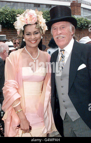 Royal Ascot/Bruce Forsyth e moglie. Il signor Bruce Forsyth e sua moglie Winelia arrivano al corso di regata Royal Ascot per la festa delle Signore. Foto Stock