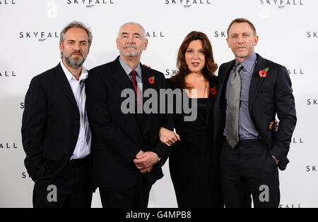 Sam Mendes, Michael G Wilson, Barbara Broccoli e Daniel Craig partecipano a una fotocall per il nuovo film di James Bond Skyfall, a Londra. Foto Stock