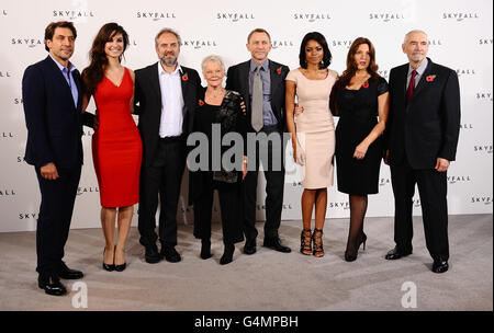 Javier Bardem, Berenice Marlohe, Sam Mendes, Dame Judi Dench, Daniel Craig, Naomie Harris, Barbara Broccoli e Michael G Wilson partecipano a una fotocellula per il nuovo film di James Bond Skyfall, a Londra. Foto Stock