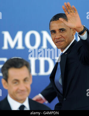 Il presidente francese Nicolas Sarkozy dà il benvenuto al presidente americano Obama al vertice del G20 a Cannes, Francia. Foto Stock