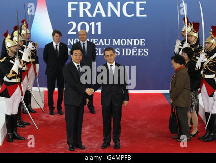 Il presidente della Repubblica popolare cinese Hu Jintao è accolto dal presidente francese Nicolas Sarkozy al vertice del G20 a Cannes, Francia. Foto Stock