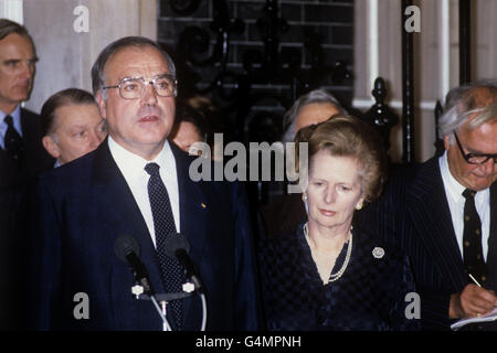 Il nuovo cancelliere della Germania occidentale Herr Helmut Kohl (l) e il primo ministro Margaret Thatcher hanno tenuto una conferenza stampa fuori 10 Downing Street durante la visita del nuovo cancelliere. Foto Stock