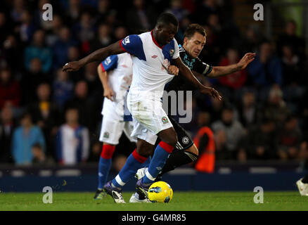 Blackburn Rovers 'Yakubu battaglie per il possesso della palla con John Terry di Chelsea Foto Stock