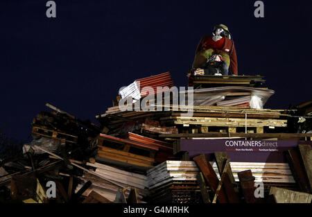 Il 'Guy' si trova in cima al Southport Hesketh Round Table Bonfire a Victoria Park, Southport, Merseyside. Foto Stock