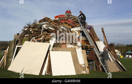 I preparativi sono fatti al Southport Hesketh Round Table Bonfire a Victoria Park, Southport, Merseyside. Foto Stock