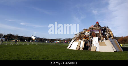 Il 'Guy' si trova in cima al Southport Hesketh Round Table Bonfire a Victoria Park, Southport, Merseyside. Foto Stock