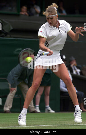 Nessun uso commerciale. La Germania Steffi Graf in azione durante la sua partita contro Mariaan De Swardt a Wimbledon. Foto Stock