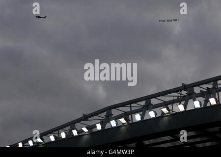 Un aereo sorvola l'Ewood Park Stadium di Blackburn Rovers, traendo un messaggio in merito al loro manager Steve Kean Foto Stock