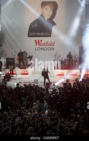 Il cantante Justin Bieber (centro) suona al Westfield London , Shepherd's Bush, dopo aver acceso le luci di Natale. Foto Stock