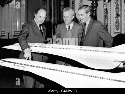 Tony Benn (R) con il Ministro dell'industria Lord Beswick (L) e il Segretario francese per i Trasporti M. Marcel Cavaille discutono dei progressi della Concorde. 27/6/99: Il veterano laburista ha annunciato di voler essere un deputato alle prossime elezioni generali. * Benn ha reso nota la sua decisione in una lettera al Partito laburista della sua circoscrizione elettorale a Chesterfield, ma ha sottolineato che lasciare il Parlamento non segnerebbe la fine della sua carriera politica. Foto Stock