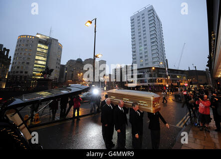 La bara dorata di Sir Jimmy Savile viene trasportata nel Queens Hotel di Leeds, dove il pubblico può archiviare il passato e rendere omaggio alla leggenda della trasmissione davanti ai suoi funerali in città domani. Foto Stock