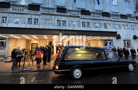 Il cuore che porta la bara d'oro di Sir Jimmy Savile arriva al Queens Hotel di Leeds dove il pubblico può archiviare il passato e pagare i loro rispetti alla leggenda della trasmissione davanti al suo funerale in città domani. Foto Stock