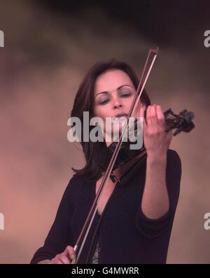 Glastonbury/Sharon-The Corrs 2. Sharon Corr del gruppo pop irlandese "The Corrs" si esibisce sul palco durante il festival di Glastonbury del 1999. Foto Stock