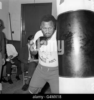 L'americano Joe Frazier si allenò per la sua lotta contro Joe Bugner della Gran Bretagna, alla Haverstock Hill Gym, Londra. Foto Stock