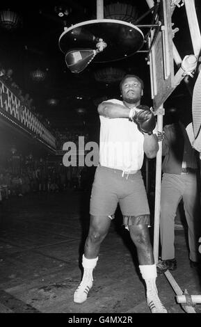 L'ex campione del mondo dei pesi massimi Joe Frazier si allenava all'Impero per la sua imminente lotta contro Joe Bugner (non raffigurato). La sessione di formazione è stata sorvegliata dal pubblico, che ha dato i biglietti d'ingresso alla carità. Foto Stock