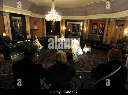 I membri del pubblico possono vedere la bara d'oro di Sir Jimmy Savile all'interno del Queens Hotel di Leeds, dove il pubblico può archiviare il passato e rendere omaggio alla leggenda della trasmissione davanti al suo funerale in città domani. Foto Stock