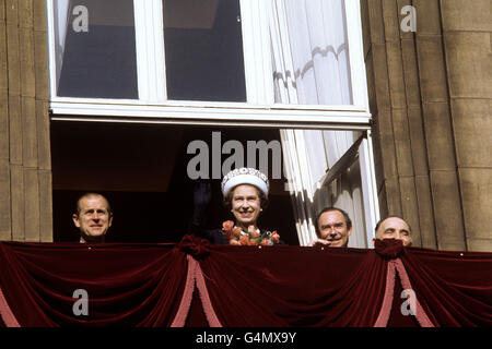 La regina Elisabetta II e il duca di Edimburgo, a sinistra, sul balcone del municipio di Esch-sur-Alzette, in Lussemburgo. Foto Stock