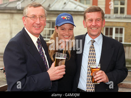 'Face of Fosters' Mimi MacPherson, sorella del supermodel Elle, con il Chief Executive di Scottish & Newcastle Brian Stewart (L) e il Direttore finanziario Derek Wilkinson, al pub Punch & Judy, Covent Garden, dove hanno annunciato i risultati preliminari delle società. Foto Stock