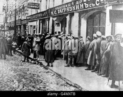 1918 : LA RIVOLUZIONE RUSSA. I soldati russi feriti attendono in una coda di cibo a Mosca durante la prima guerra mondiale. Foto Stock