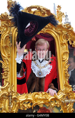 Il nuovo Lord Mayor di Londra, Alderman David Wootton, salta alla folla all'inizio del Lord Mayor's Show presso la Mansion House nel centro di Londra. Foto Stock