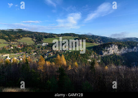 Vista dal 20 Shilling vista su Breitenstein con la Ferrovia di Semmering e il Weinzettelwand, Austria, Niederösterreich Foto Stock