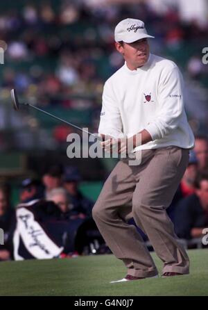 Justin Leonard, americano, ha appena mancato il suo putt birdie sul 16 verde durante il terzo giorno del British Open Golf Championship 1999 a Carnoustie, Scozia. Foto Stock