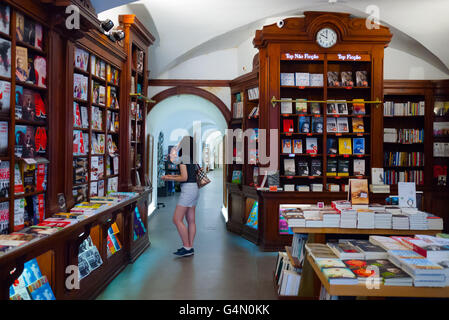 Foto di Bertrand Bookstore, la più antica libreria nel mondo (dal 1732), situato a Lisbona, Portogallo. Foto Stock