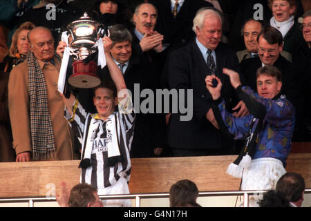 PHIL TURNER, CONTEA DI NOTTS, CON IL TROFEO DOPO AVER BATTUTO ASCOLI Foto Stock