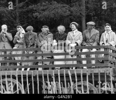 La regina Elisabetta II, destra, il duca di Beaufort e la madre della regina usano un carro di fattoria come 'tribuna' al salto di cava durante le prove di tre giorni del cavallo a Badminton. Foto Stock