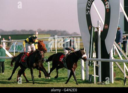 CORSE DI CAVALLI. IL TALLONE D'ACHILLE [R] ATTRAVERSA LA LINEA PER VINCERE DOPO UN FINALE FOTOGRAFICO CON IL LEADER OMBRA NELLA PRIMA GARA A DONCASTER ***** LESIONI Foto Stock