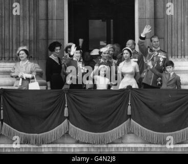 La regina Elisabetta II e i membri della famiglia reale si muovono verso le folle allegre sotto dal balcone a Buckingham Palace dopo la cerimonia di Trooping the Color. Da sinistra a destra; la Regina Madre, duchessa di Kent, la Regina, la Principessa Anna, Duchessa di Gloucester, Principessa reale, Principessa Margaret, Duca di Gloucester, Duca di Edimburgo e Principe Carlo. Foto Stock