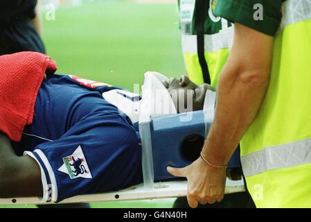 QUESTA IMMAGINE PUÒ ESSERE UTILIZZATA SOLO NEL CONTESTO DI UNA FUNZIONE EDITORIALE: Emile Heskey di Leicester City è stretchered dal campo durante la partita di premiership tra Arsenal e Leicester City a Highbury. Foto Stock