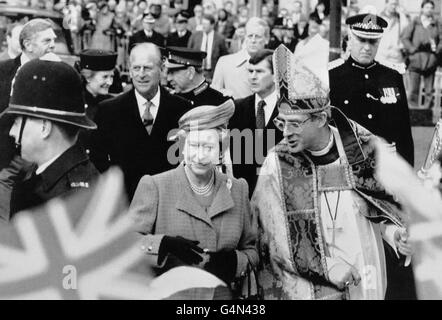 La regina arriva alla cattedrale di St Philip, Birmingham, per distribuire Maundy Money nella tradizione secolare. Il principe Filippo è dietro di lei. Foto Stock