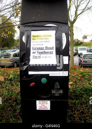 Un parchimetro in Southover High Street, Lewes, East Sussex, uno dei quattordici parchimetri attaccato nella storica città di mercato, da metà settembre, causando più di £20,000 di danni. Foto Stock