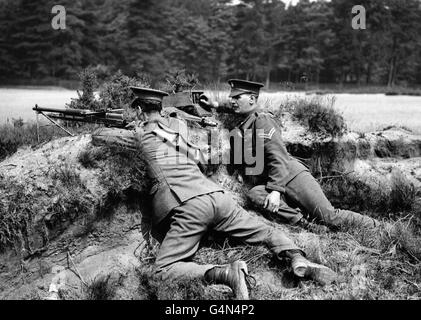 Cavalieri britannici del 1 ° Regiment di riserva che presedono una mitragliatrice Hotchkiss da un legno occupato da 'fanteria nemica' durante le manovre ad Aldershot, Hampshire. Foto Stock