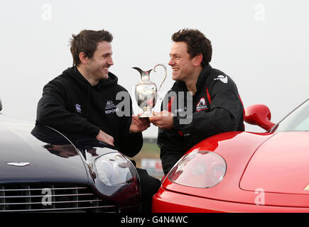 Tommy Seymour dei guerrieri di Glasgow e Nick De Luca (destra) del rugby di Edimburgo durante il lancio della Coppa 1872 al Knockhill Racing Circuit di Dunfermline. PREMERE ASSOCIAZIONE foto. Data immagine: Giovedì 24 novembre 2011. Il credito fotografico dovrebbe essere: Andrew Milligan/PA Wire Foto Stock