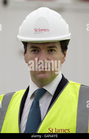 Cancelliere dello scacchiere George Osborne durante una visita al cantiere Riverlight nel centro di Londra, un complesso che è stato costruito su un'area di rigenerazione sulla riva sud del Tamigi vicino alla centrale elettrica di Battersea, per diventare sei edifici residenziali. Foto Stock