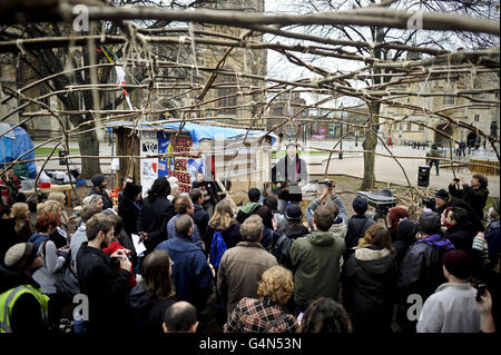 Billy Bragg esegue un concerto improvvisato su una scena di fortuna che è stato eretto nel campo di Occupy Bristol su College Green di fronte agli uffici del comune di Bristol. Foto Stock