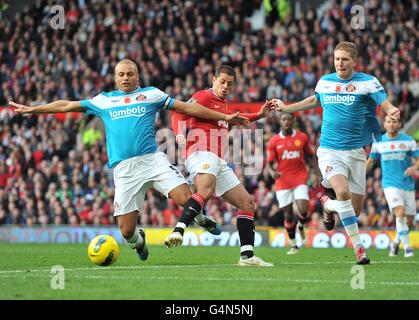 Sunderland's Wes Brown (a sinistra) e Michael Turner (a destra) in azione Contro Javier Hernandez di Manchester United (centro) Foto Stock