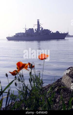 HMS Monmouth, una fregata di tipo 23, all'ingresso del porto di Dublino in una visita di quattro giorni alla città. È la prima volta che una nave da guerra britannica è apparsa sul fiume Liffey della città da quando l'Irlanda ha ottenuto l'indipendenza dal Regno Unito. Foto Stock