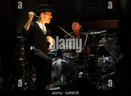 Anthony Kiedis (a sinistra) e il batterista Chad Smith of the Red Hot Chili Peppers esegue una soundcheck presso l'Ulster Hall in Belfast Foto Stock