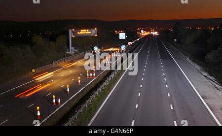 Il traffico scorre sulla strada riaperta in direzione sud dell'autostrada M5 a Somerset, dove sette persone sono morte in un incidente di veicoli multipli il venerdì sera. Foto Stock