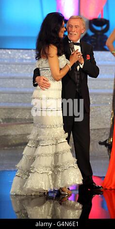 L'intrattenitore Sir Bruce Forsyth e sua moglie, ex Miss World 1975, Wilnelia Merced, sul palco durante la finale di Miss World 2011 da Earls Court a Londra. Foto Stock