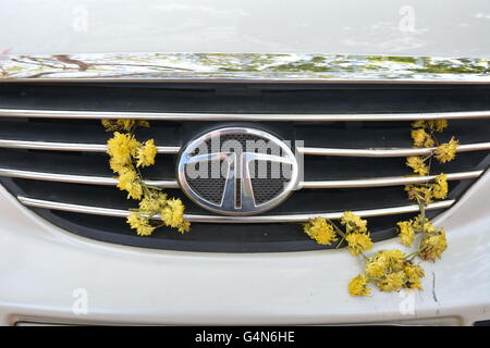 Kochi, India - 24 Ottobre 2015 - Fiori su Tata auto in India come parte della superstizione per prevenire incidenti di auto Foto Stock